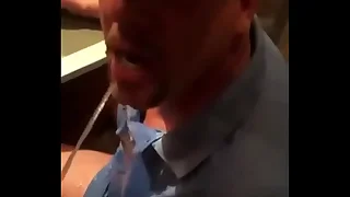 Tioz&atilde;o bebendo mijo